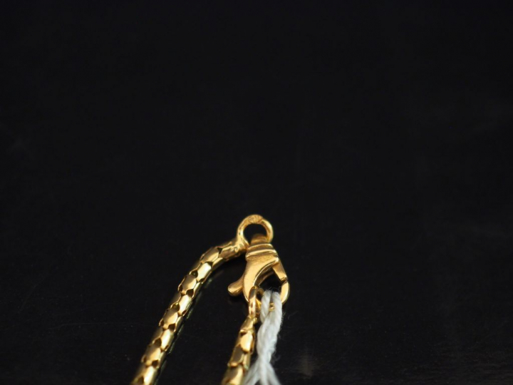 Collier en or, maille tube articulé et pendentif en perle gris de Tahi