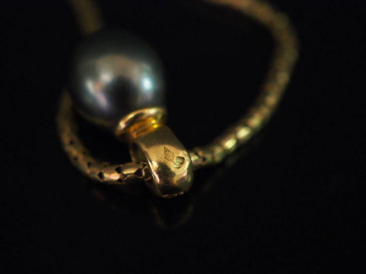 Collier en or, maille tube articulé et pendentif en perle gris de Tahi