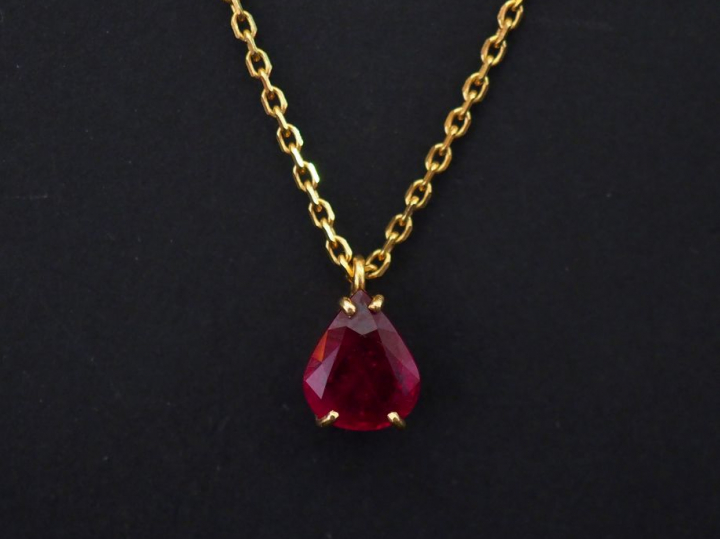 Collier en or, pendentif pierre rouge.  Poids tel. 4,40 g   