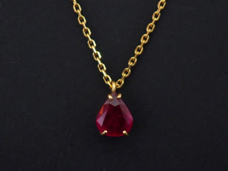 Vente aux enchères Collier en or, pendentif pierre rouge.  Poids tel. 4,40 g   