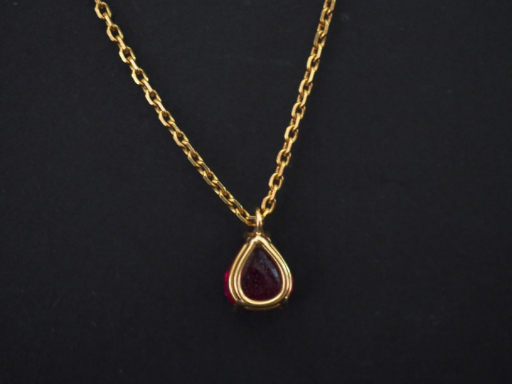 Collier en or, pendentif pierre rouge.  Poids tel. 4,40 g   