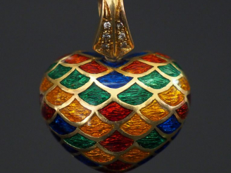 Vente aux enchères Pendentif en forme de cœur, en or ajouré, émaux polychromes, fermoir a