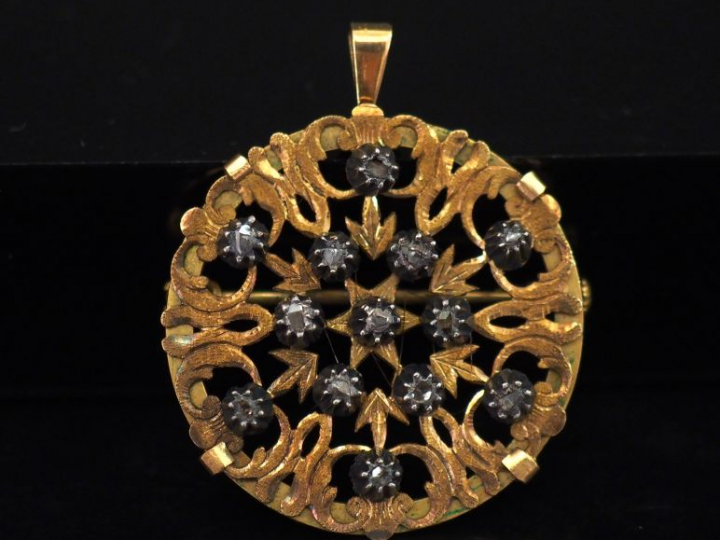 Pendentif Napoléon III en or ajouré et roses. Diam. 3 cm Poids tel : 7