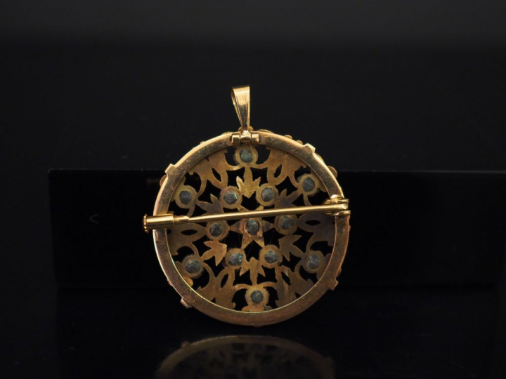 Pendentif Napoléon III en or ajouré et roses. Diam. 3 cm Poids tel : 7