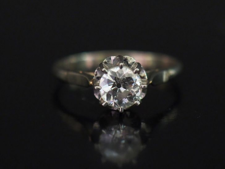 Bague solitaire en or blanc, sertie en son centre d'un diamant de 0,5 