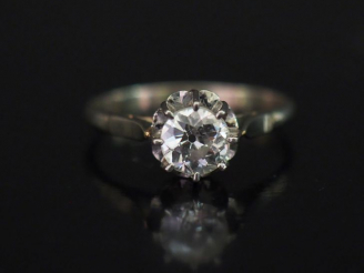 Vente aux enchères Bague solitaire en or blanc, sertie en son centre d'un diamant de 0,5 
