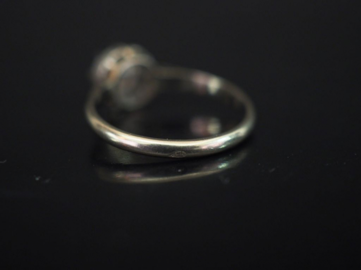 Bague solitaire en or blanc, sertie en son centre d'un diamant de 0,5 