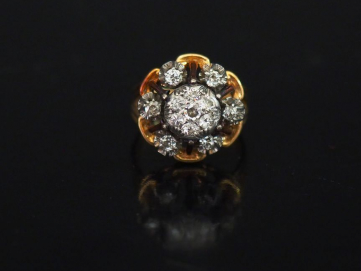 Bague 1900 marguerite en or jaune et diamants, belle monture ajourée. 