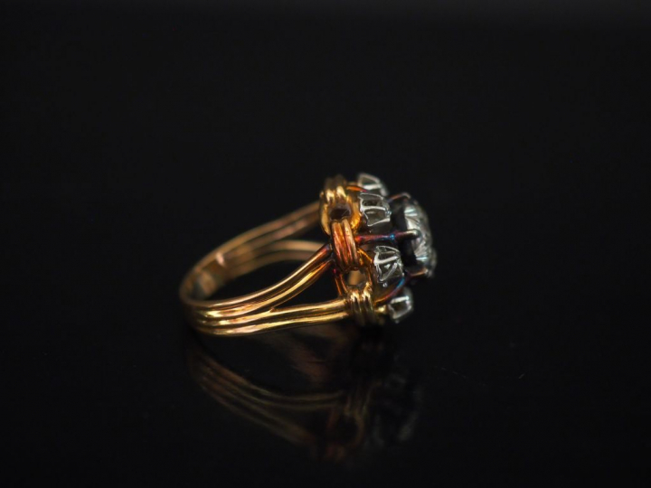 Bague 1900 marguerite en or jaune et diamants, belle monture ajourée. 