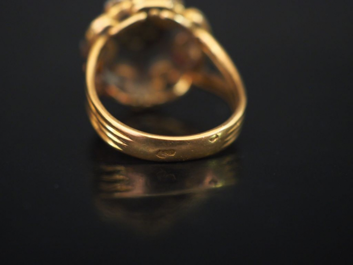 Bague 1900 marguerite en or jaune et diamants, belle monture ajourée. 