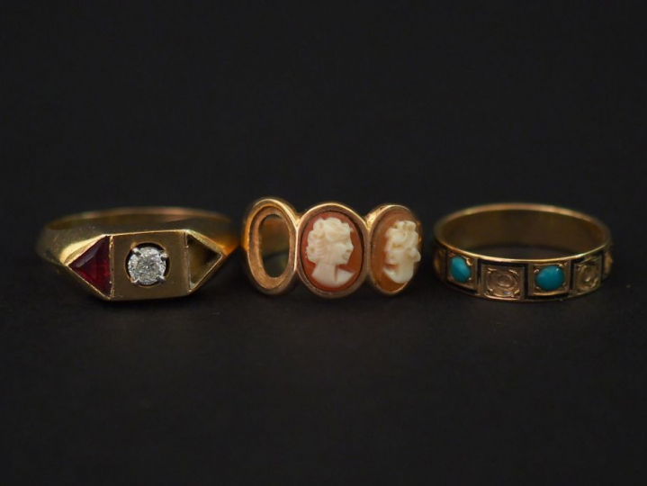 3 montures de bagues en or, pierres et camées.  Poids tel : 9,50 g   