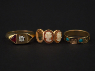 Vente aux enchères 3 montures de bagues en or, pierres et camées.  Poids tel : 9,50 g   