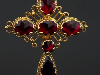 Vente aux enchères Croix pendentif articulée en or et grenats. Poids tel : 7,10 g   