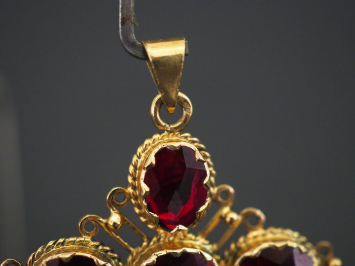 Croix pendentif articulée en or et grenats. Poids tel : 7,10 g   
