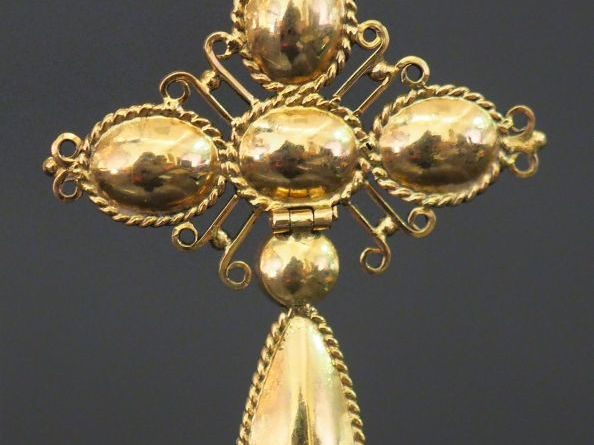 Croix pendentif articulée en or et grenats. Poids tel : 7,10 g   