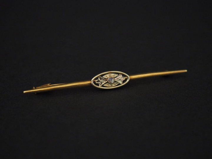 Broche en or et petite pierre à l'imitation du diamant.  Poids tel : 2