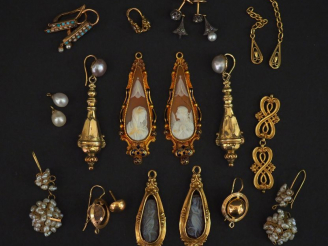 Vente aux enchères Bel ensemble de pendants d'oreilles Napoléon III en or, perles, roses,