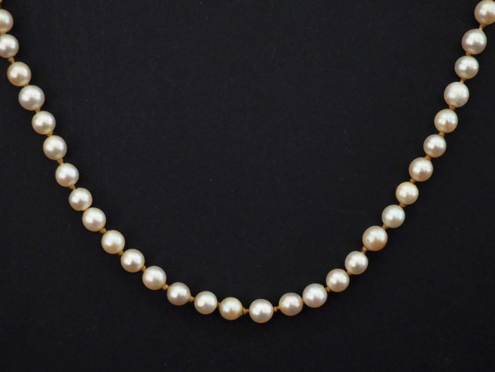Collier de perles blanches. Fermoir en or jaune.  Poids tel. 17,80 g (