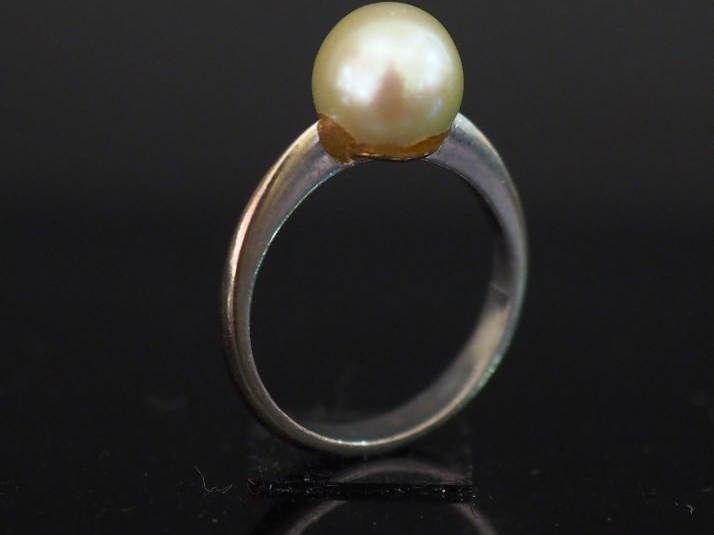 Bague en or blanc sertie en son centre d'une perle blanche. TDD. 50 Po