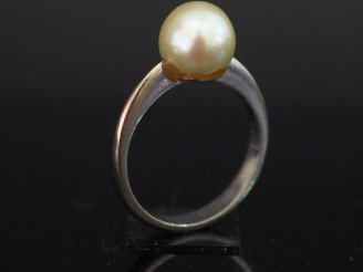Vente aux enchères Bague en or blanc sertie en son centre d'une perle blanche. TDD. 50 Po