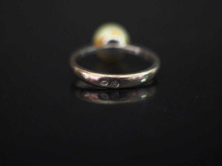 Bague en or blanc sertie en son centre d'une perle blanche. TDD. 50 Po