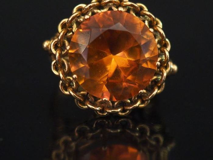 Bague en or jaune, sertie en son centre d'un quartz.  TDD. 56 Poids te