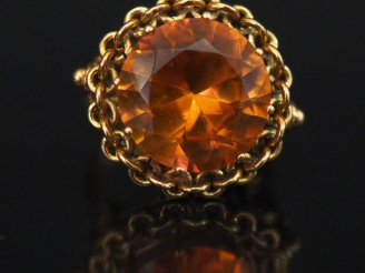 Vente aux enchères Bague en or jaune, sertie en son centre d'un quartz.  TDD. 56 Poids te