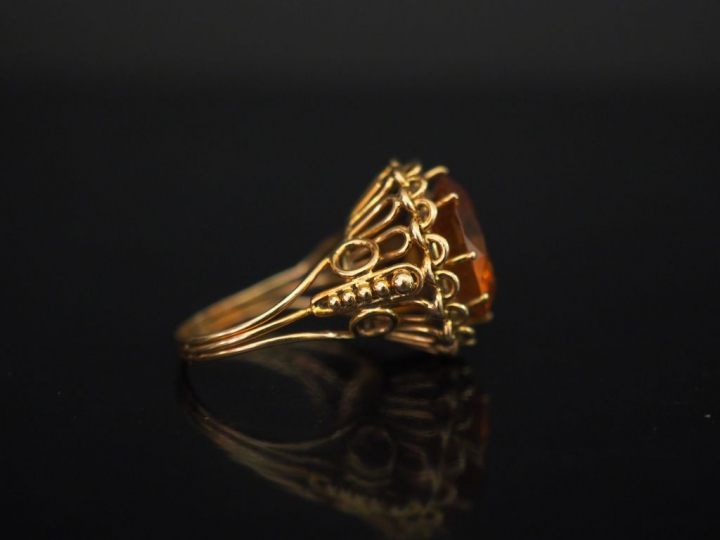 Bague en or jaune, sertie en son centre d'un quartz.  TDD. 56 Poids te