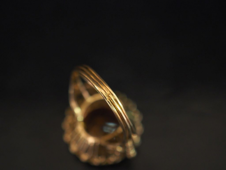 Bague en or jaune, sertie en son centre d'un quartz.  TDD. 56 Poids te