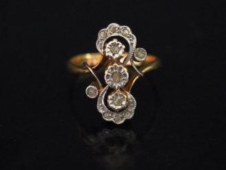 Vente aux enchères Bague ancienne ajourée en or jaune et pierres à l'imitation du diamant