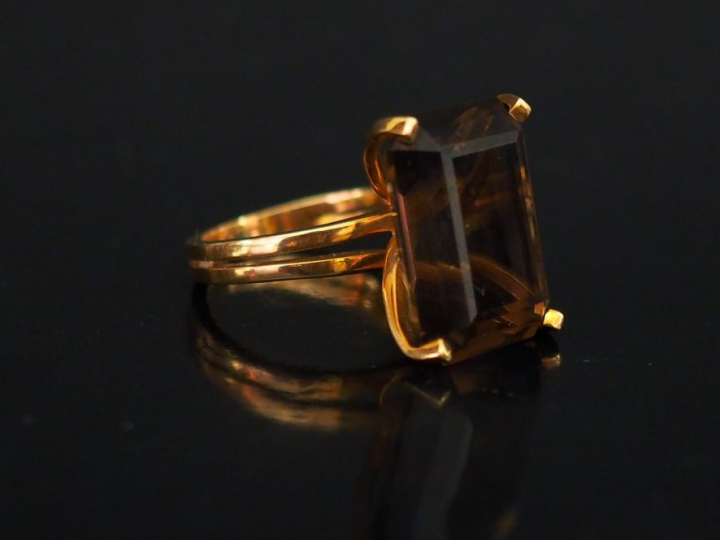 Bague en or jaune, sertie en son centre d'un quartz. TDD. 50  Poids te