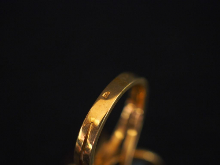 Bague en or jaune, sertie en son centre d'un quartz. TDD. 50  Poids te