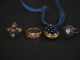 Vente aux enchères - Pendentif Napoléon III en or jaune, émail bleu nuit et or, ruban de 