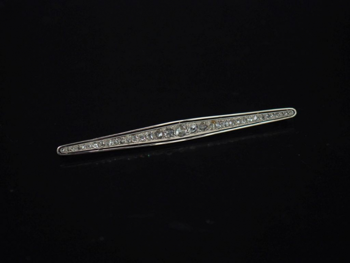 Broche barrette Napoléon III en or blanc et diamants. Poids tel : 5,80