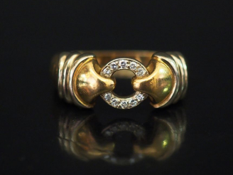 Vente aux enchères Bague en or jaune, à décor en son centre d'un cercle serti de petits d