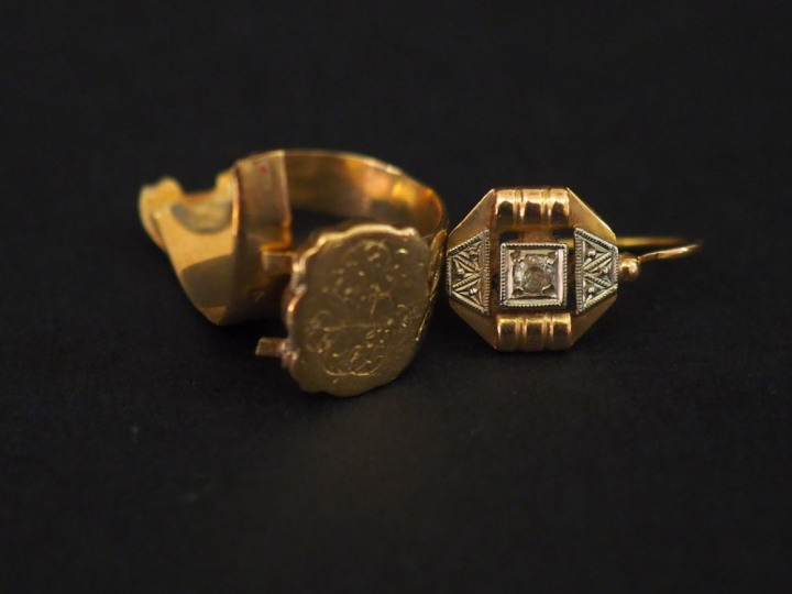 Perce oreille en or et pierre.  Bague en or (cassée) Poids tel : 3,94 