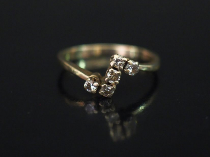 Bague en or blanc et cinq diamants.  Poids tel : 2,13 g   