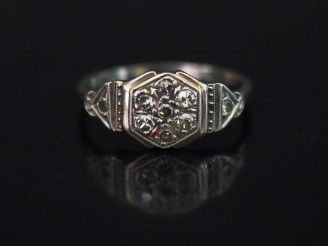 Vente aux enchères Bague marguerite 1930 en platine et diamants taillés en rose. Poids te