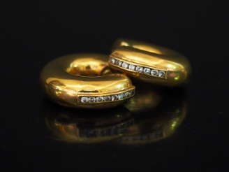 Vente aux enchères Paire de perce oreilles en or jaune agrémentés d'une ligne de petits d