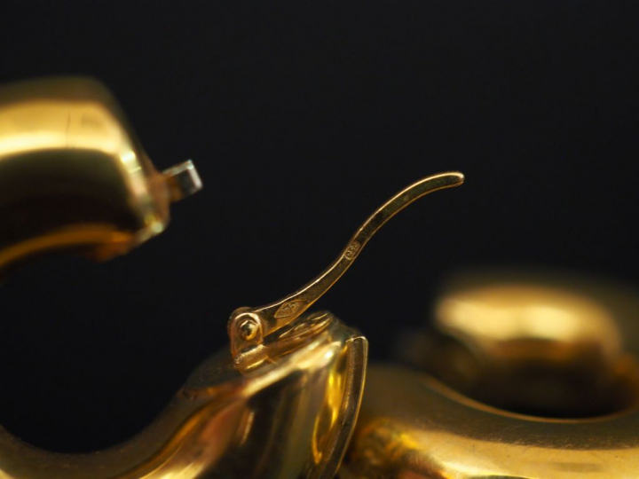 Paire de perce oreilles en or jaune agrémentés d'une ligne de petits d