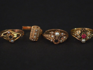Vente aux enchères 4 bagues anciennes en or, perles et pierre de couleur (manques et acci