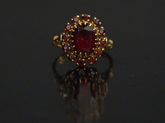 Vente aux enchères Bague marguerite en or et grenats. Poids tel : 5,49 g   