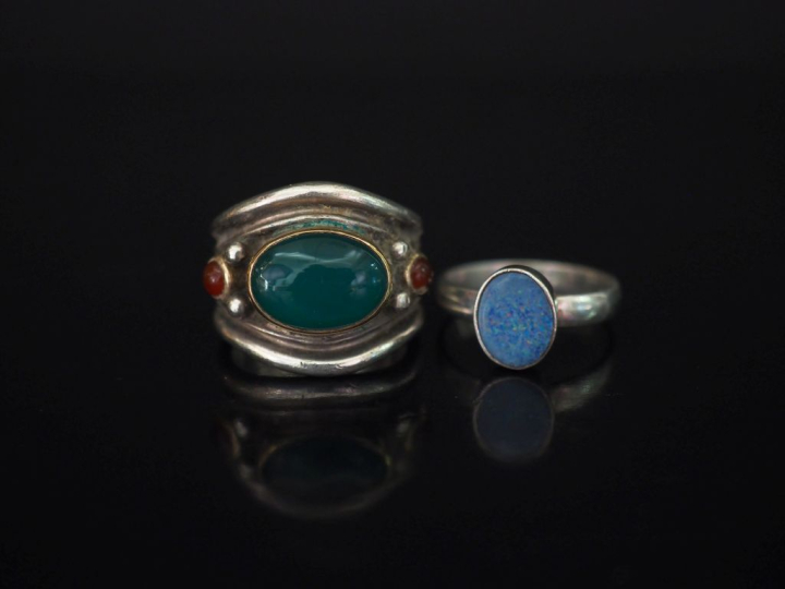 Ensemble comprenant :  - une bague en argent, sertie d'une pierre vert