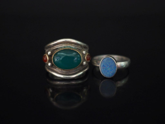 Vente aux enchères Ensemble comprenant :  - une bague en argent, sertie d'une pierre vert