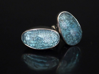 Vente aux enchères Paire de perce-oreilles en argent et cristal ou verre bleu ciel.  Poid