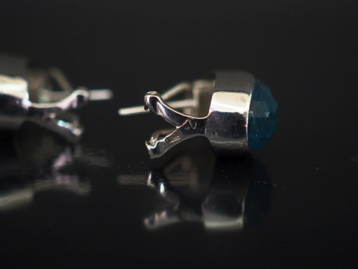 Paire de perce-oreilles en argent et cristal ou verre bleu ciel.  Poid