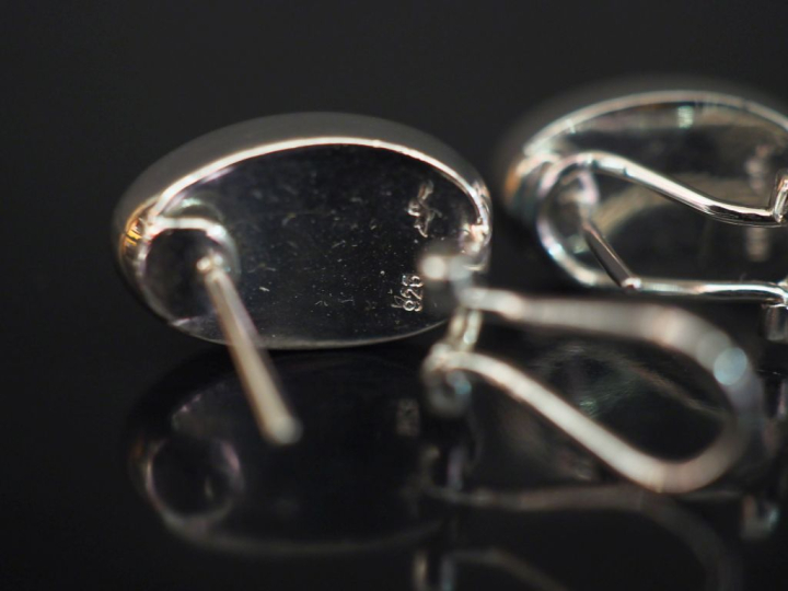 Paire de perce-oreilles en argent et cristal ou verre bleu ciel.  Poid