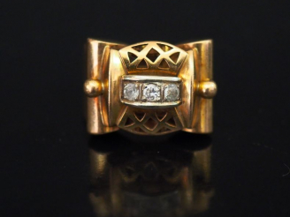 Vente aux enchères Chevalière en or 1940, partie supérieure de la monture ajourée et agré