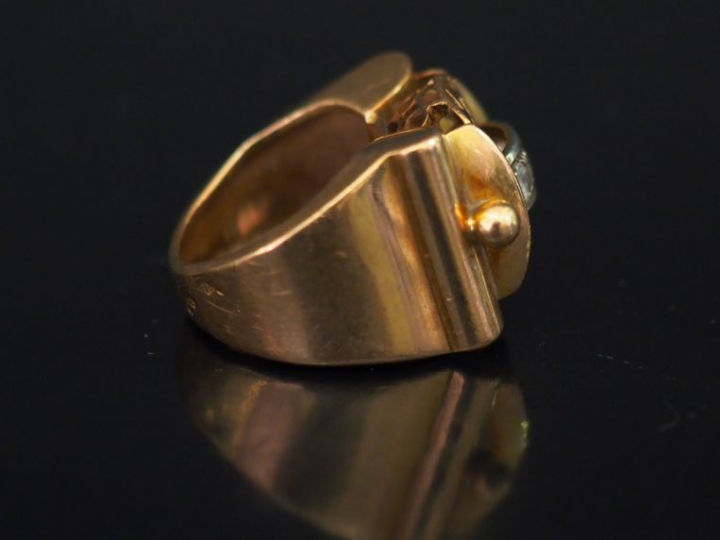 Chevalière en or 1940, partie supérieure de la monture ajourée et agré