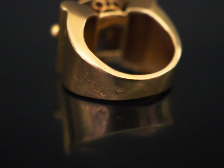 Chevalière en or 1940, partie supérieure de la monture ajourée et agré